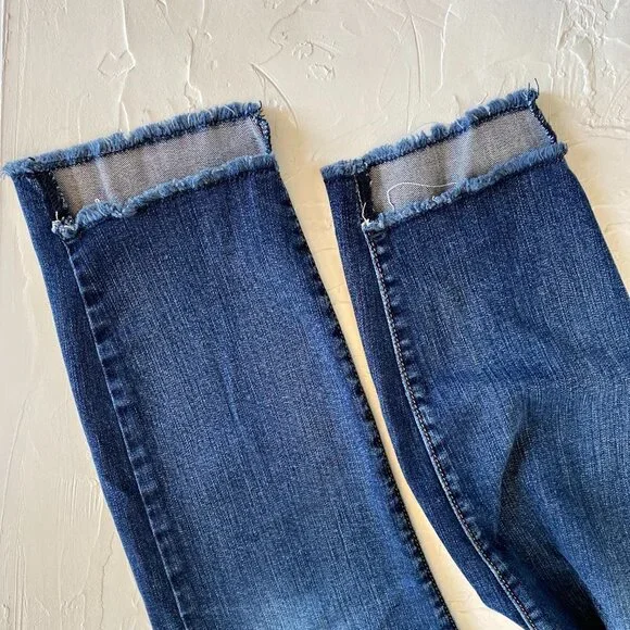 SILVER Jeans Avery Skinny Crop. Medium Wash with Raw Hems and Distressing - Picture 2 of 12